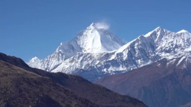Himalaya Dağları 'nın karlı zirvelerinde bulut hızlanır..