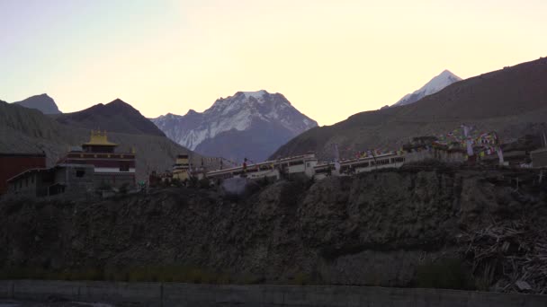 Pohled Buddhistický Chrám Kagbeni Nepálu Vlajkami Modlitby Vlnícími Větru — Stock video