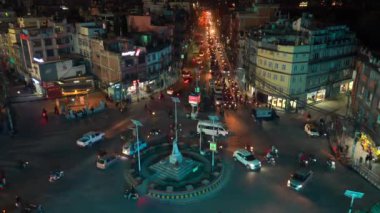 17 Aralık 2021 - Katmandu, Nepal: Katmandu şehrinde trafik trafiği gece trafik ışıklarıyla hızlandırılmış bir trafik çemberi üzerinde.
