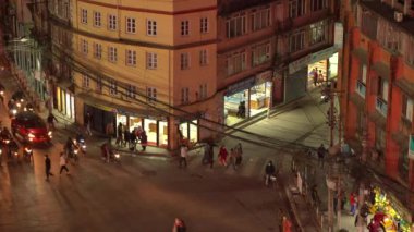 17 Aralık 2021 - Katmandu, Nepal: Yayalar, trafik polisi ve Nepal 'in Katmandu şehrinde gece vakti trafik sıkışıklığı.