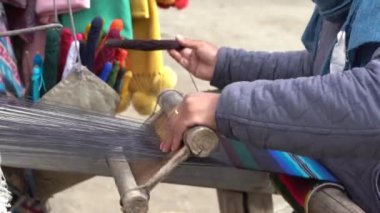 20 Kasım 2021 - Muktinath, Nepal: Tibetli bir kadın küçük bir köyde atkıya yün örüyor.