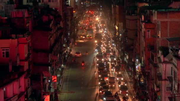 2021年12月17日 尼泊尔加德满都 尼泊尔加德满都市的行人 交通警察和高峰时间交通 建筑物上闪烁着红色光芒 — 图库视频影像