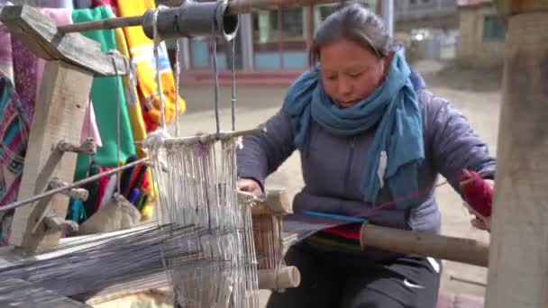 November 2021 Muktinath Nepal Een Tibetaanse Vrouw Die Yakwol Weeft — Stockvideo