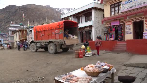 November 2021 Muktinath Nepal Unloading Truck Carrying Goods Building — 图库视频影像