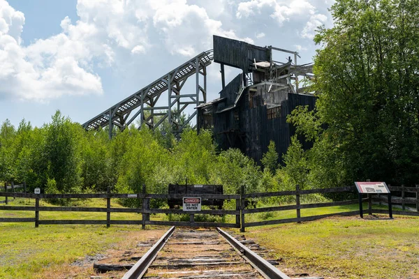 Planda Harap Olmuş Demiryolu Rayları Olan Tarihi Bir Kömür Kırıcı — Stok fotoğraf