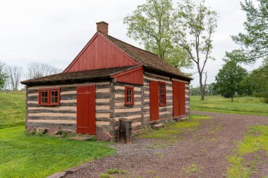 6 Ağustos 2021 - Birdsboro, Pennsylvania: Amerika 'nın Berks County, Pennsylvania' daki öncü döneminden kalma Daniel Boone Çiftliği 'nin binaları.