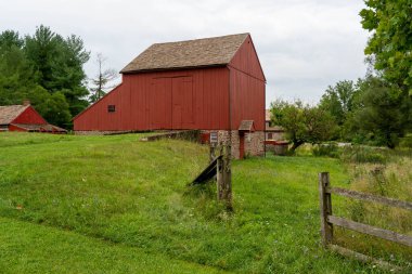 6 Ağustos 2021 - Birdsboro, Pennsylvania: Amerika 'nın Berks County, Pennsylvania' daki öncü döneminden kalma Daniel Boone Çiftliği 'nin binaları.