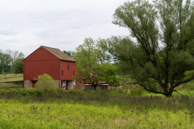 6 Ağustos 2021 - Birdsboro, Pennsylvania: Amerika 'nın Berks County, Pennsylvania' daki öncü döneminden kalma Daniel Boone Çiftliği 'nin binaları.
