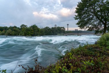 Niagara Şelalesi 'nin yukarısındaki Niagara Nehri' nde büyük bir akıntı..