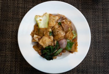 Bir tabak erişte ve yeşillik..