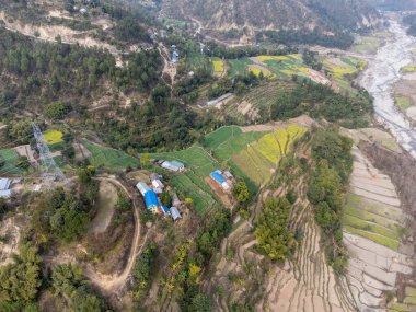 Nepal 'deki bir yamaçtaki terasların ve tarlaların havadan görüntüsü..