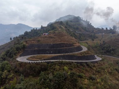 Nepal dağlarındaki Bardibas otoyolu olarak da bilinen BP Karayolu 'nun hava görüntüsü.
