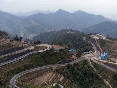 Nepal dağlarındaki Bardibas otoyolu olarak da bilinen BP Karayolu 'nun hava görüntüsü.