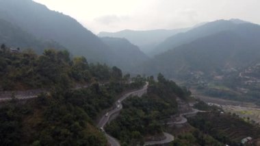 Nepal dağlarındaki Bardibas Karayolu 'ndaki trafiğin insansız hava aracı görüntüsü.