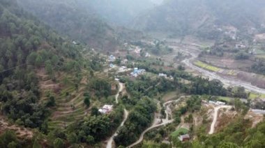 Nepal 'deki engebeli yamaçların ve tarlaların üzerinden uçuyor..