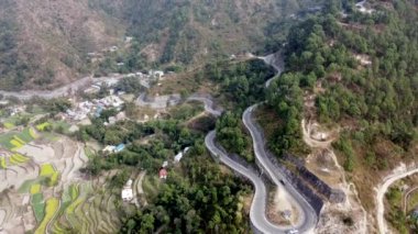 BP Karayolu 'nun, Bardibas Otoyolu' nun, Nepal 'in tepelerindeki ve dağlarındaki insansız hava aracı görüntüleri..
