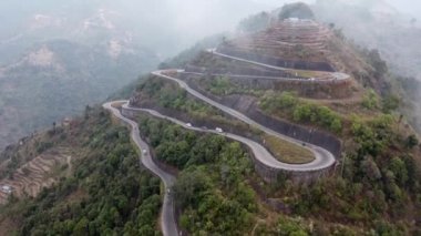 BP Karayolu, Bardibas Karayolu 'ndaki hava görüntüsü, Nepal tepelerinde esen dönüşleri ve dönüşleri gösteriyor..