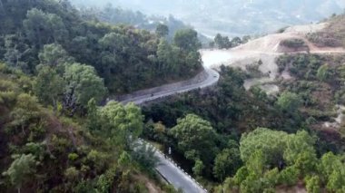 BP Karayolu 'nun, Bardibas Otoyolu' nun, Nepal 'in tepelerindeki ve dağlarındaki insansız hava aracı görüntüleri..