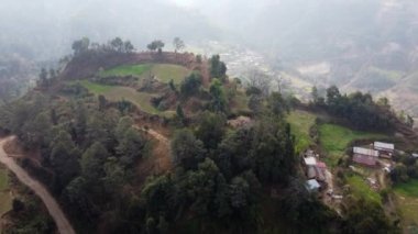 Bir tepenin üzerinden uçup diğer taraftaki vadiye bakıyor tarlaları ve teraslarıyla..