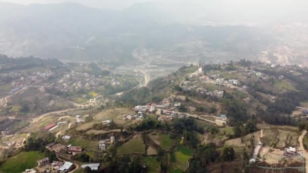 丘の尾根に沿って点在する村の空の景色とそれを取り巻く段々畑ネパール — ストック動画