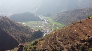 Bir tepenin üzerinden uçup vadiyi gözler önüne seriyor.