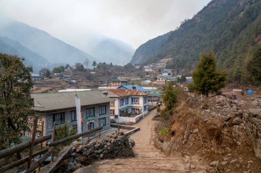 Nepal 'in Himalaya Dağlarında bir vadide bir köy.