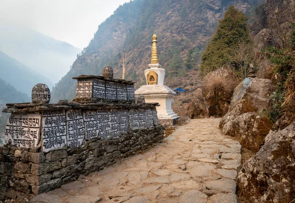 Boeddhistische Gebedsstenen Een Stoepa Langs Het Pad Naar Het Everest — Stockfoto