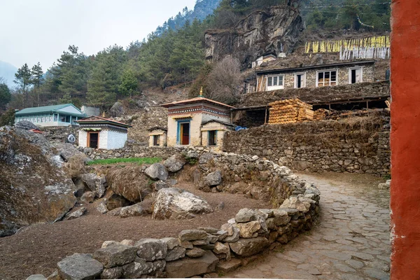 尼泊尔喜马拉雅山中的一些佛教祷告轮之家 — 图库照片