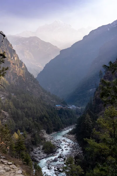 朝の光と影の中でネパールのヒマラヤ山脈の谷の川 — ストック写真