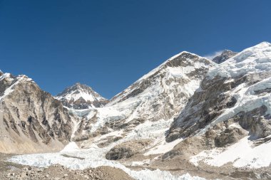 Nepal 'deki Everest Ana Kampı' ndaki vadideki Khumbu buzulu..