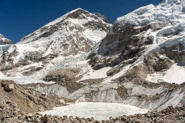 Everest Ana Kampı 'ndaki vadideki Khumbu Buzulu..