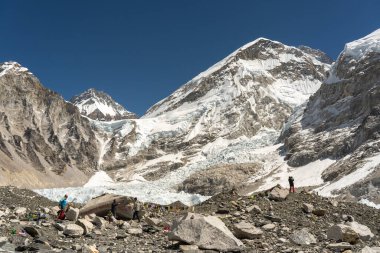 Bazı yürüyüşçüler Nepal 'deki Everest Ana Kampı' nda selfie çekiyor..