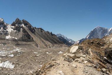 Vadi, dağlara, Everest Ana Kampı 'na geri dönüyor..