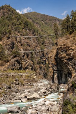 The Tensing Hillary Sallanan Köprüler Everest Ana Kampı yolunda.