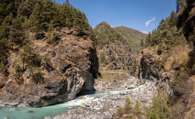 The Tensing Hillary Sallanan Köprüler Everest Ana Kampı yolunda.