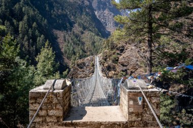 The Tensing Hillary Sallanan Köprüler Everest Ana Kampı yolunda.