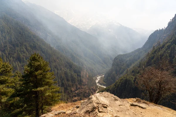エベレストベースキャンプへのトレッキングで満たされた煙の谷を見下ろす視点 — ストック写真