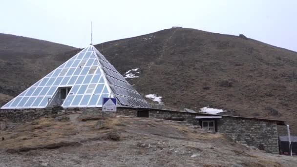 Lobuche Nepal Mars 2022 Pyramiden Kvällssnön Himalayabergen Nepal Ett Självförsörjande — Stockvideo