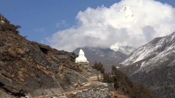 Uno Stupa Sulla Cima Una Collina Che Domina Una Valle — Video Stock