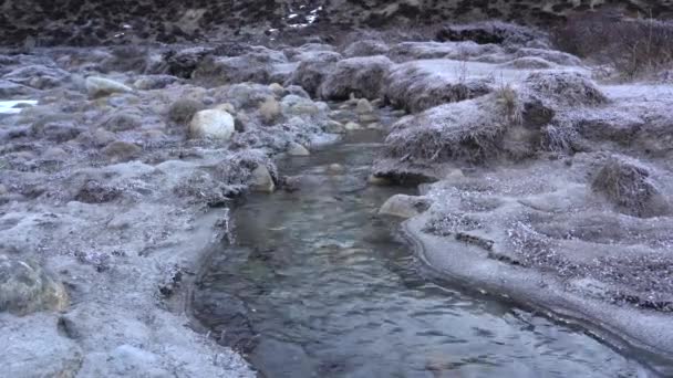 谷の流れに沿って冷たい霜の地面 — ストック動画