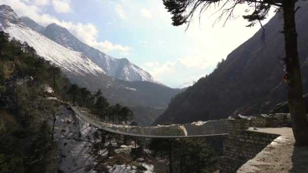 Svängande Bro Som Spänner Över Dal Det Klara Eftermiddagssolskenet Himalayabergen — Stockvideo