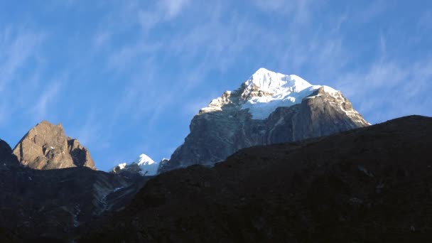 Bulutlar Yavaşça Himalayalar Daki Bir Dağın Zirvesinde Hareket Ediyor — Stok video