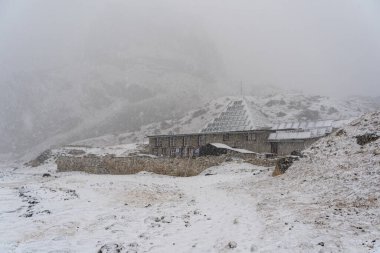 Everest Piramidi veya kar altındaki Uluslararası Piramit Laboratuvarı, Everest Bölgesi 'ndeki Himalaya Dağları' nı kaplamıştır..