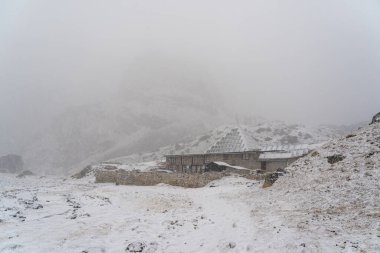 Everest Piramidi veya kar altındaki Uluslararası Piramit Laboratuvarı, Everest Bölgesi 'ndeki Himalaya Dağları' nı kaplamıştır..