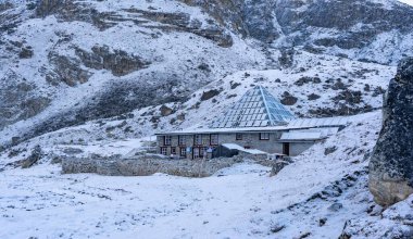 Everest Piramidi veya kar altındaki Uluslararası Piramit Laboratuvarı, Everest Bölgesi 'ndeki Himalaya Dağları' nı kaplamıştır..