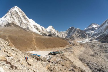 Gorak Shep, Kala Patthar ve Khumbu Vadisi 'nin panoramik manzarası. Himalaya Dağları' nı kaplayan kar, Everest Dağı 'nı gözlerden uzak tutuyor..