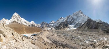 Gorak Shep, Kala Patthar ve Khumbu Vadisi 'nin panoramik görüntüsü Himalaya Dağları' nın Everest Dağı 'nı gözlerden uzak tutuyordu..