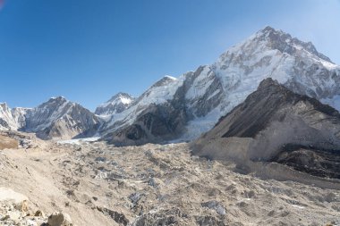 Nepal 'in Khumbu Vadisi' nde çakıl kaplı bir buzul..