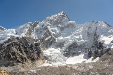 Nepal 'deki Sagarmatha Ulusal Parkı' ndaki Karlı Dağlar ve Buzullar.