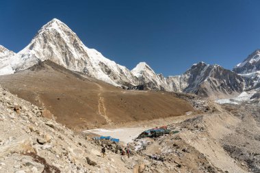 Gorak Shep ve Kala Patthar 'ın Everest Ana Kampı' na giden küçük bir kasaba manzarası..
